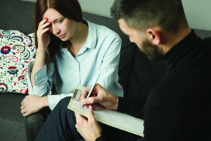 woman and therapist discussing what is dual diagnosis