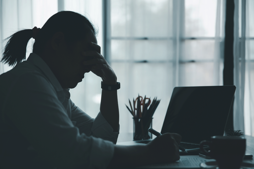 A woman has difficulty focusing on her work after mixing Adderall with alcohol.